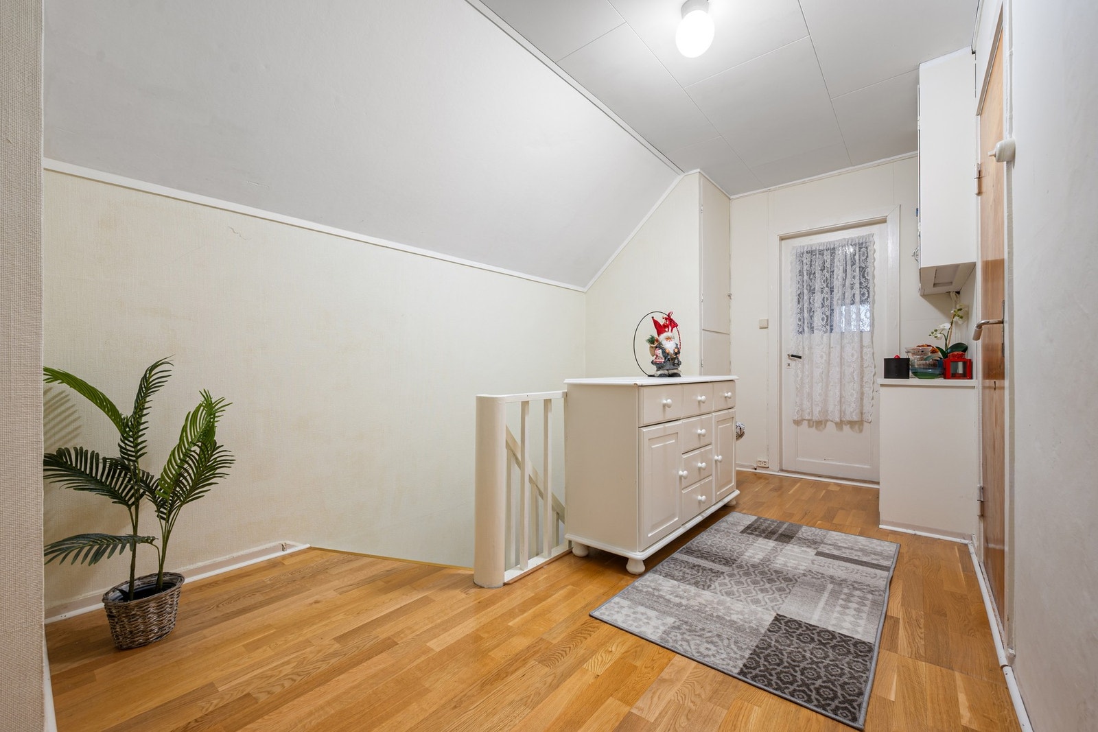 Det er lagt nytt parkettgulv i hele denne etasjen (bortsett fra ett av soverommene) Galleribilde