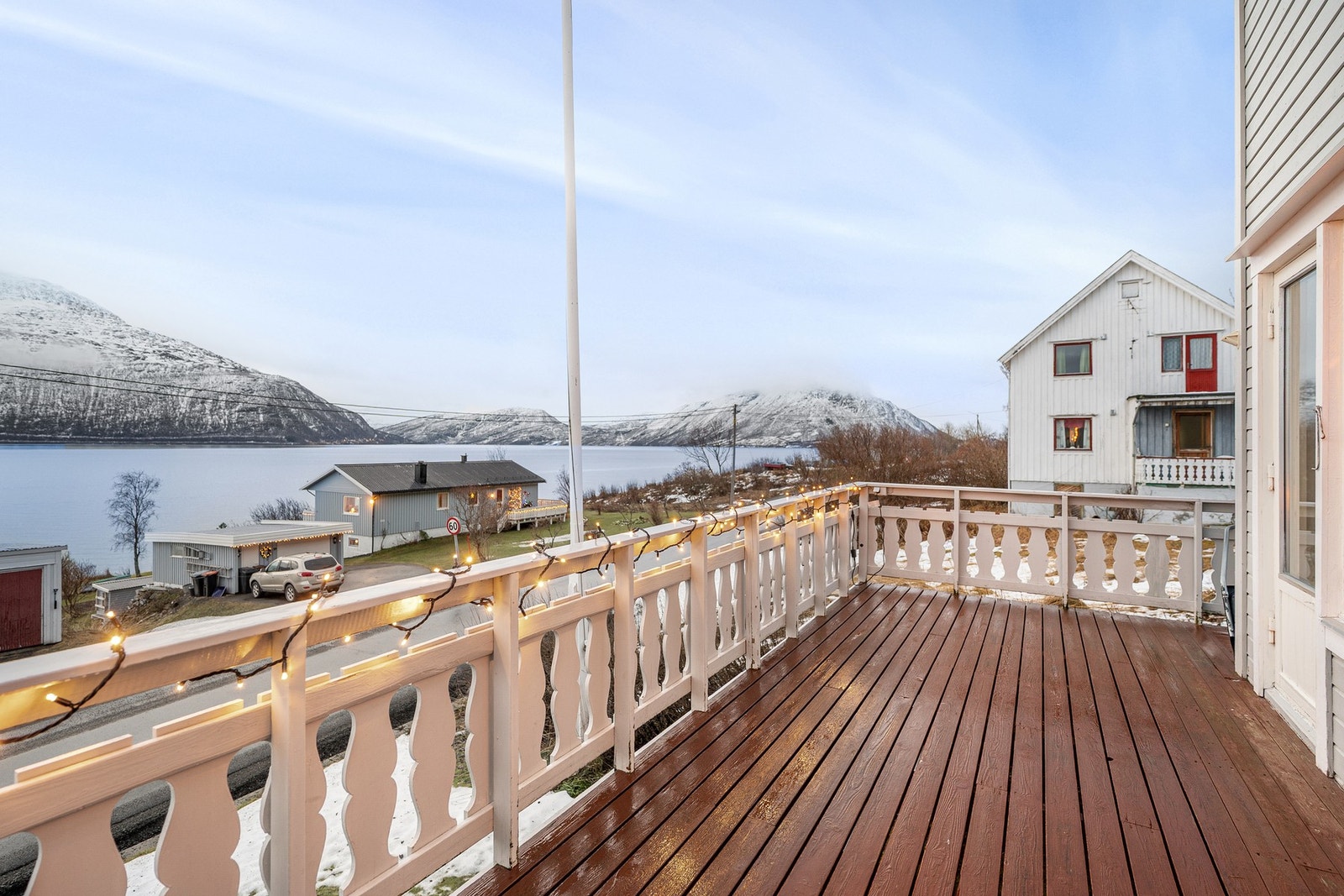 På sommerstid gir verandaen et flott oppholdsområde med god plass til utemøbler og sosialt Galleribilde