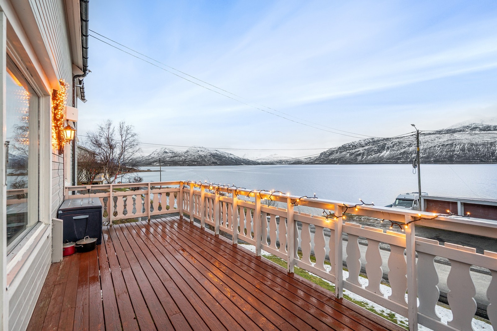 Stor veranda på fremsiden av boligen med vidstrakt utsikt over Astafjorden Galleribilde