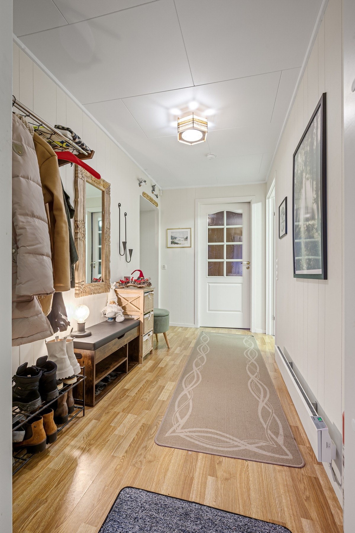 Romslig entré med god plass til sko og yttertøy gjør det enkelt å holde orden Galleribilde