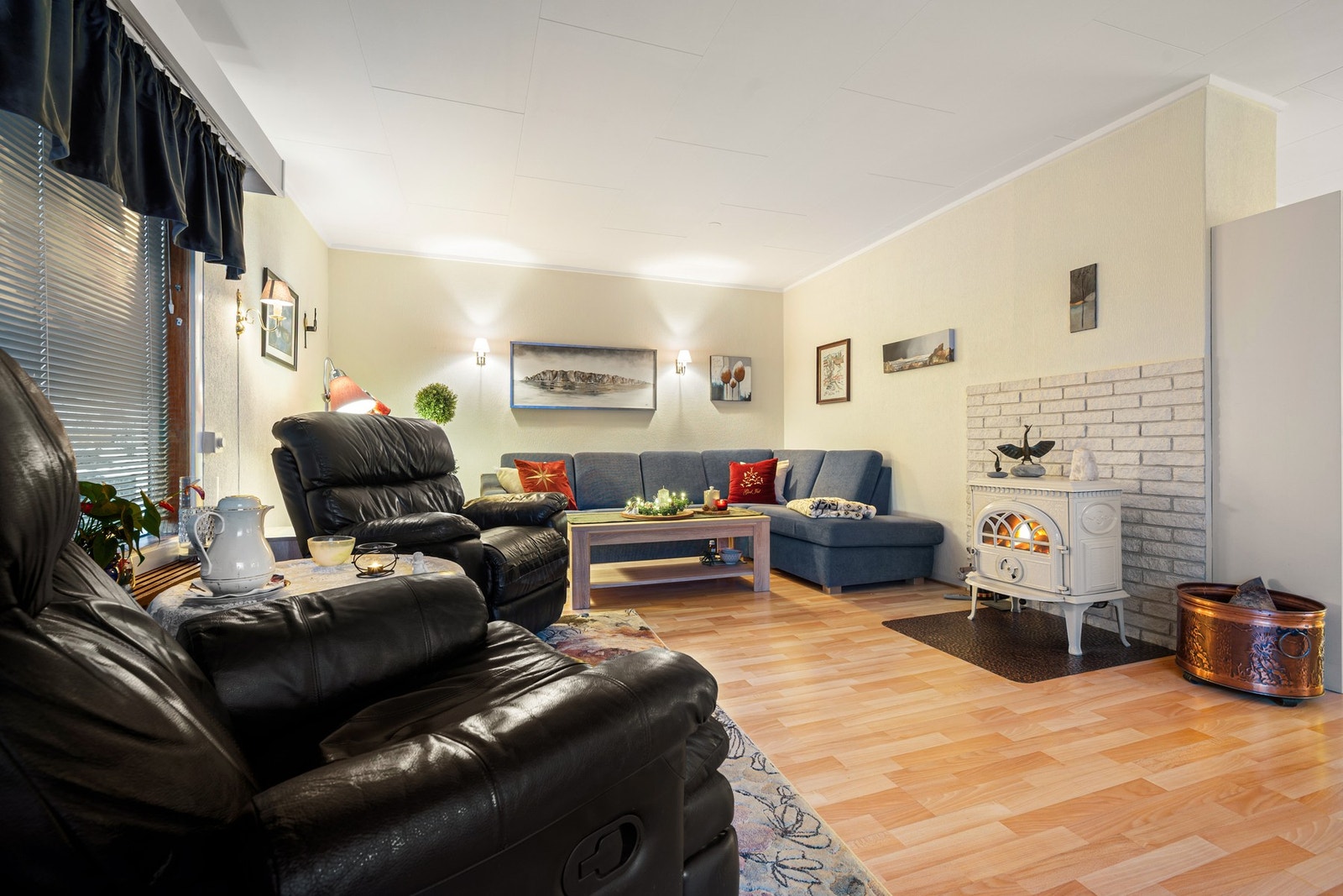 Oppvarming av boligen er både med vedfyring og varmepumpe som er ny fra 2023 Galleribilde