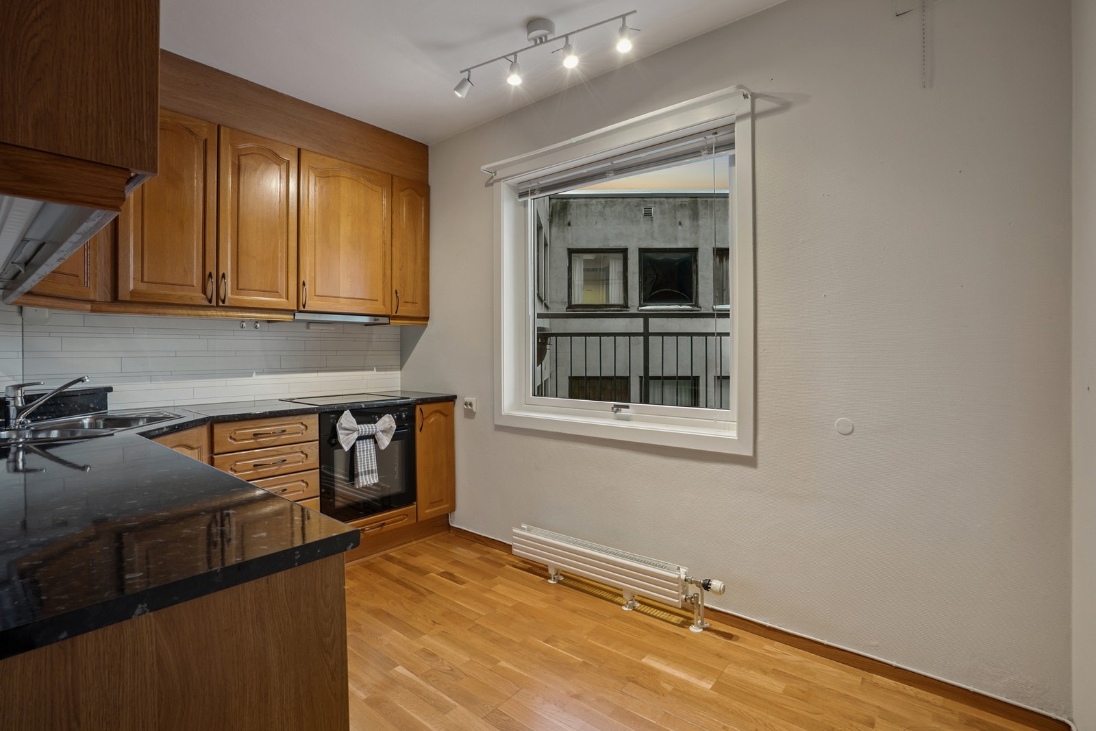 Det er integrert kjøl/fryseskap, platetopp og stekeovn.
Opplegg for oppvaskmaskin. Galleribilde