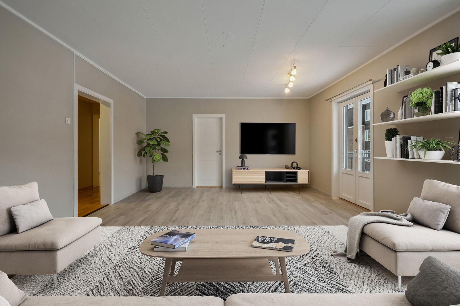 Store vinduer gir rikelig med naturlig lys, og den åpne planløsningen skaper en luftig atmosfære Galleribilde