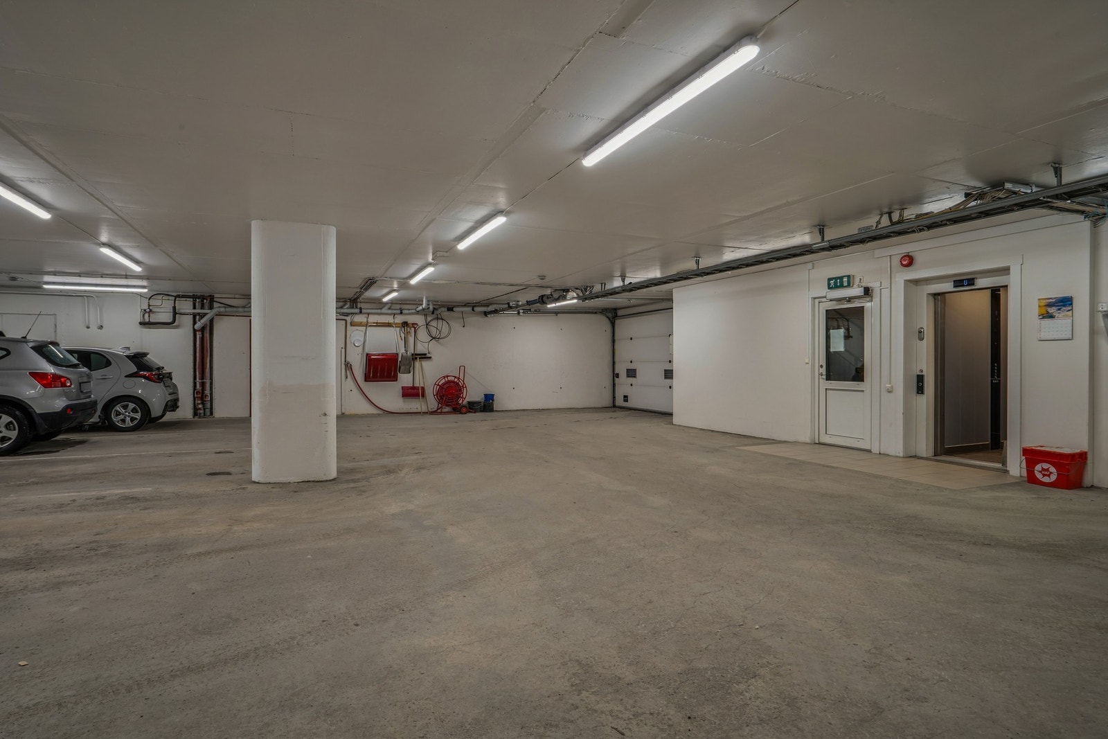 Praktisk og trygg parkeringsløsning i felles garasje med direkte adkomst til heis. Galleribilde
