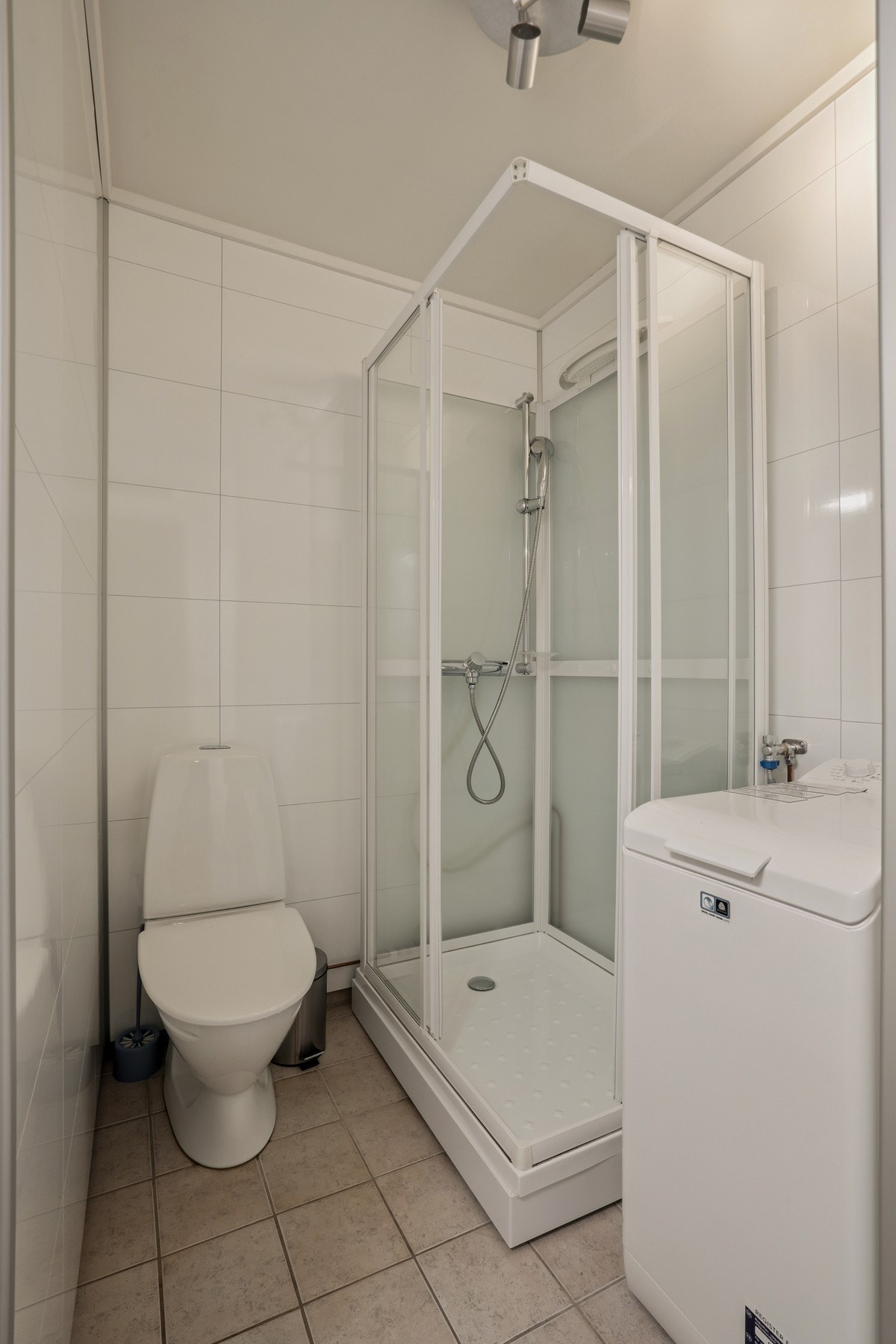 Rommet har innredning med nedfelt servant, speilskap, toalett og dusjkabinett. Galleribilde