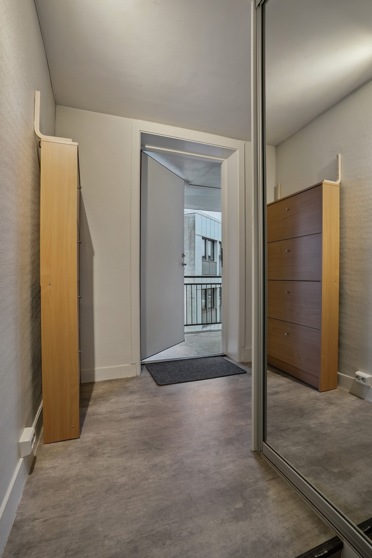 Praktisk gang med innebygd garderobeløsning. Galleribilde