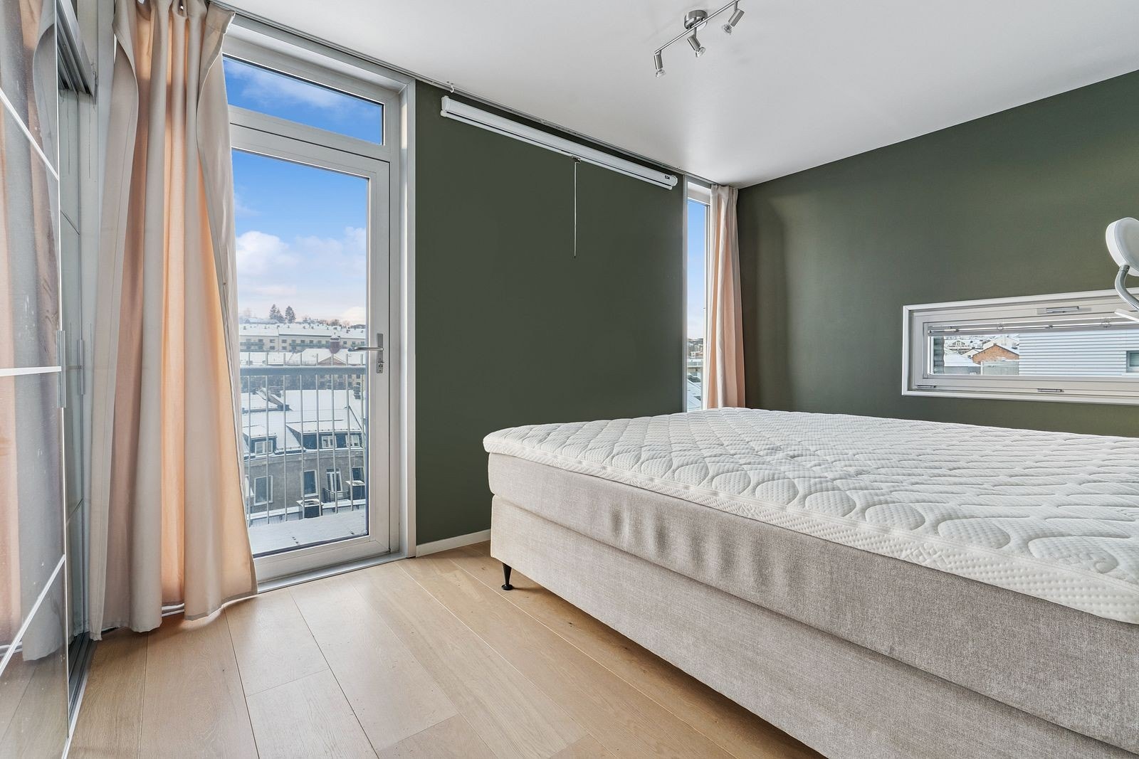 Romslig hovedsoverom med god skapplass, rolige omgivelser og en behagelig atmosfære. Galleribilde