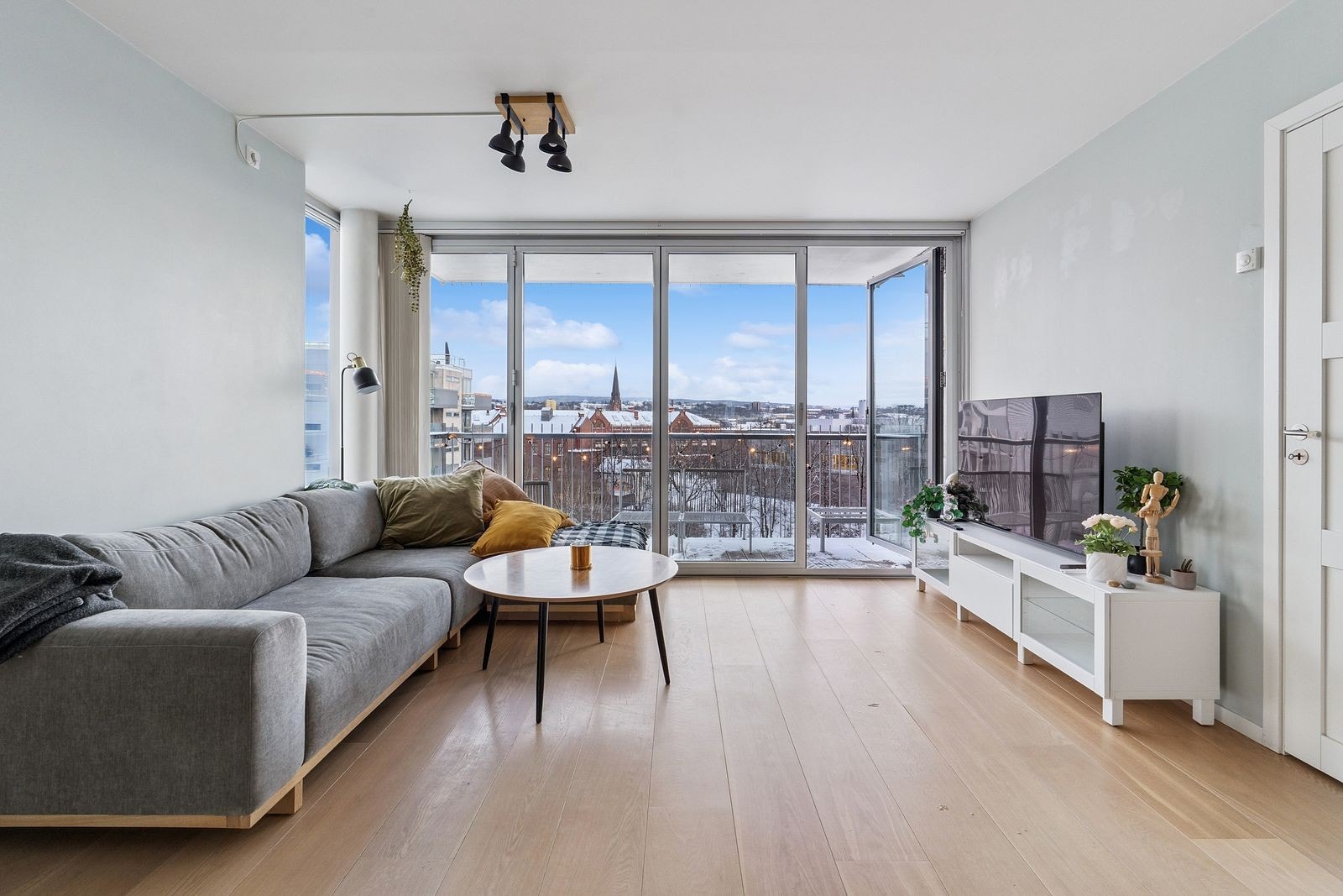 Lys og romslig stue med store vindusflater, fantastisk panoramautsikt og direkte utgang til balkong. Galleribilde