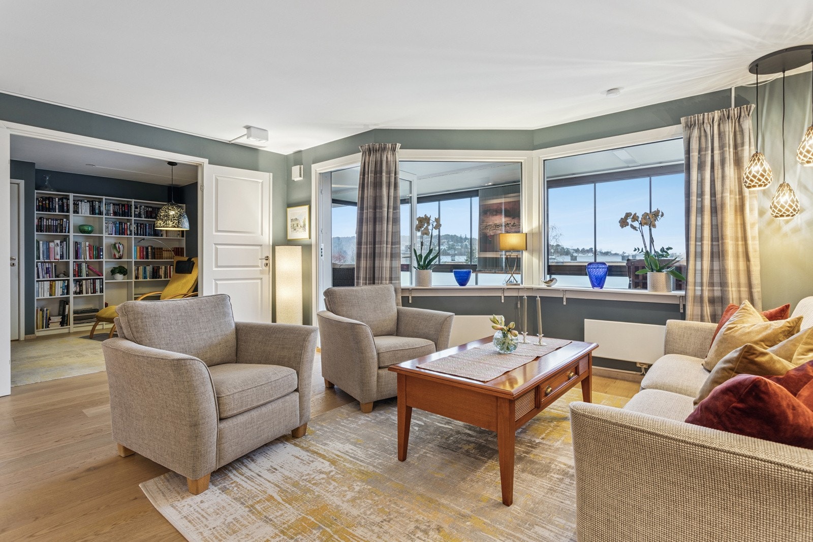 Romslig og lys stue med direkte adkosmt til flott, innglasset balkong/terrasse. Galleribilde