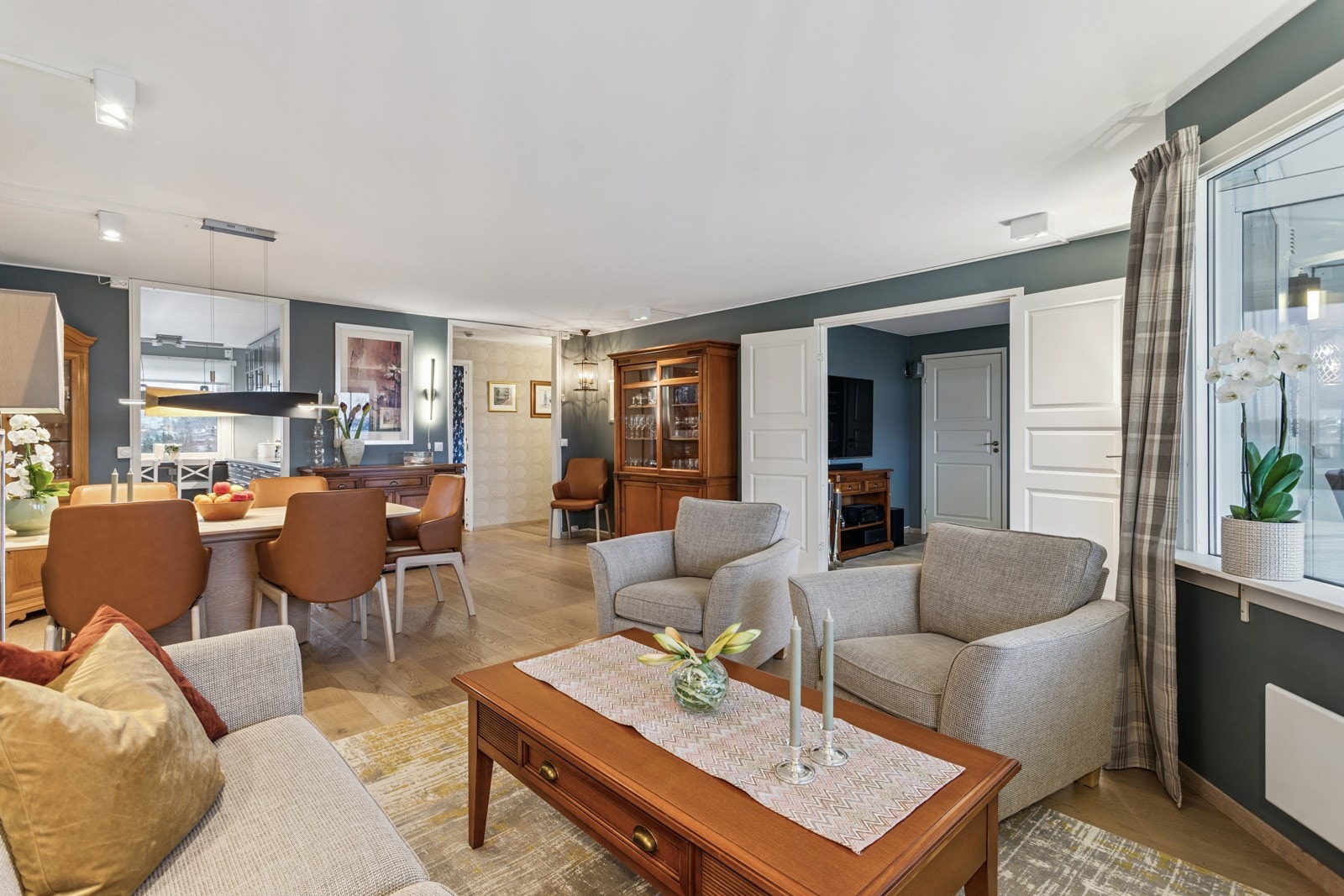 Lys og romslig stue med god plass til både spisebord og sofagruppe. Galleribilde