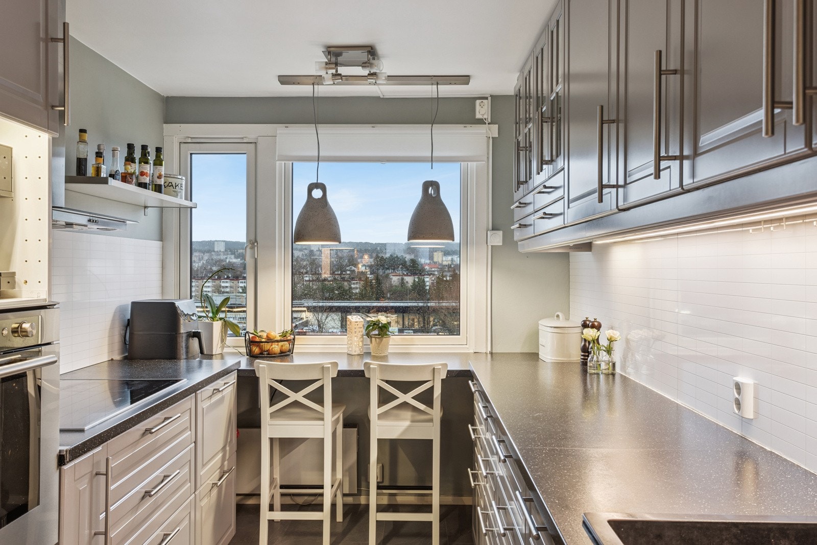 Velholdt og innbydende kjøkken med integrerte hvitevarer. Galleribilde