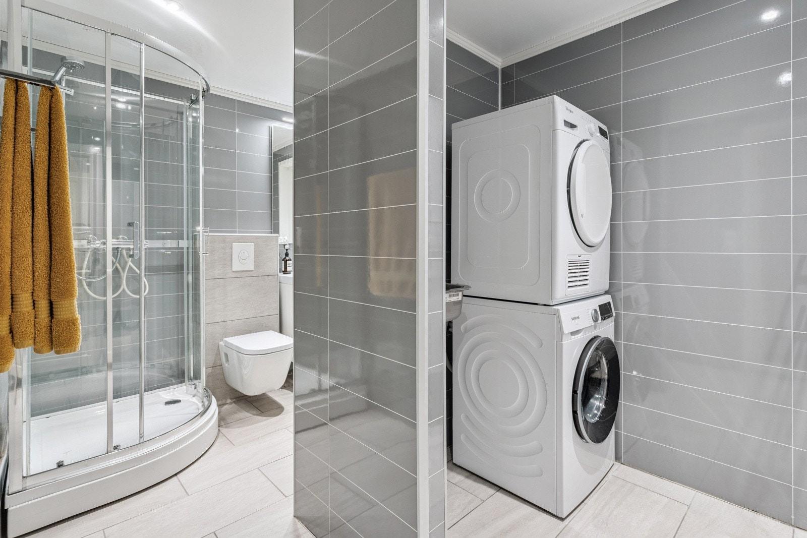 Bad/vaskerom fra 2016 med pen innredning. Galleribilde