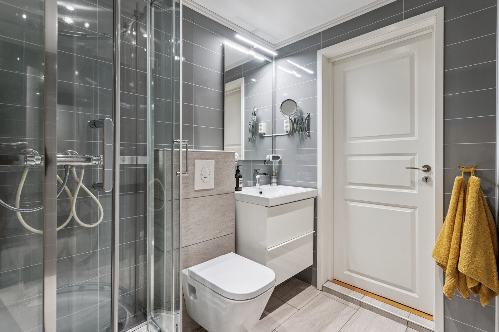 Praktisk dusjkabinett og god plass til vaskemaskin. Galleribilde