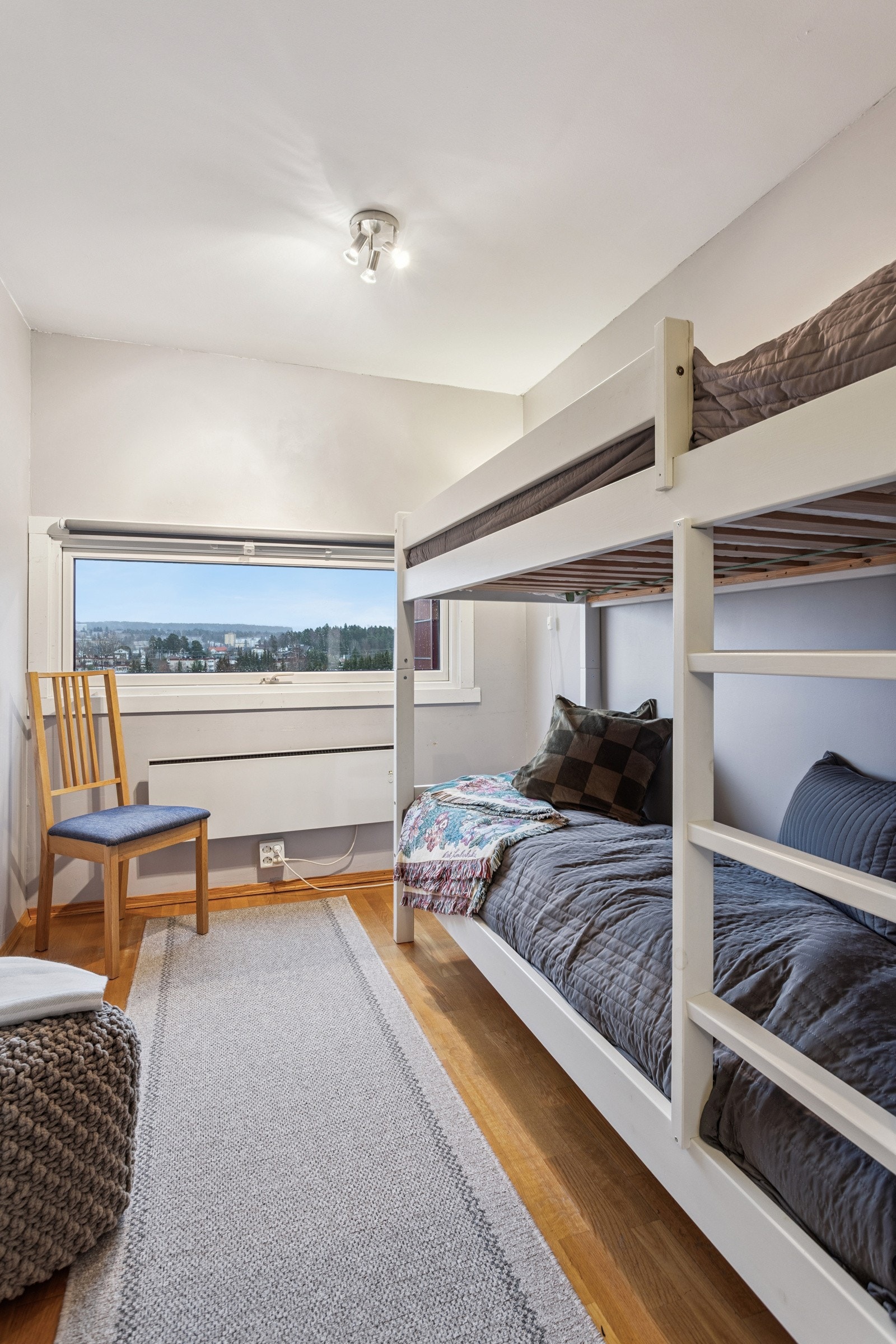 Soverom 2 passer perfekt som barnerom, gjesterom eller til kontor. Galleribilde