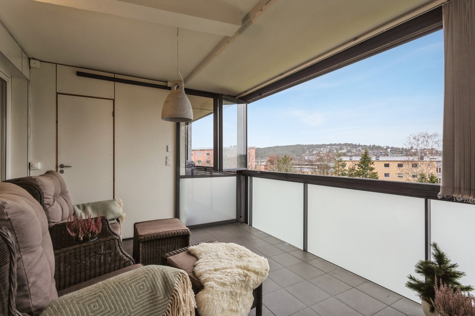 Adkomst fra innglasset balkong til en bod på ca. 5 kvm samt til en balkong på ca 3 kvm. Galleribilde