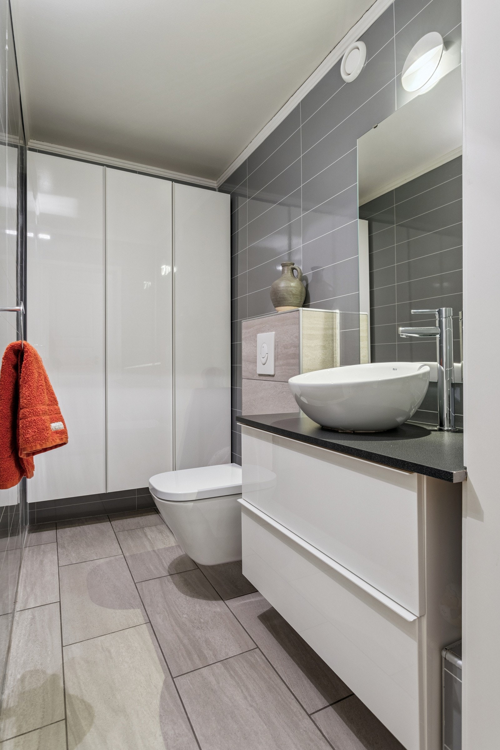 Delikat og separat toalettrom. Galleribilde