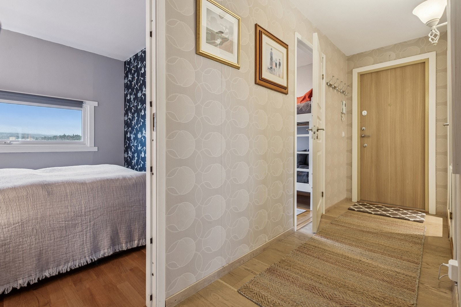 Entre/gang med dørcalling med åpner. Galleribilde