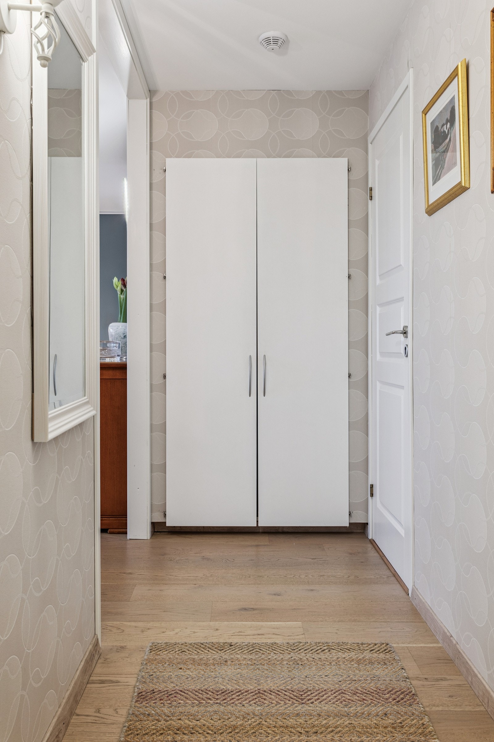 Entré med god plass til sko og yttertøy. Dørcalling med kamera. Galleribilde