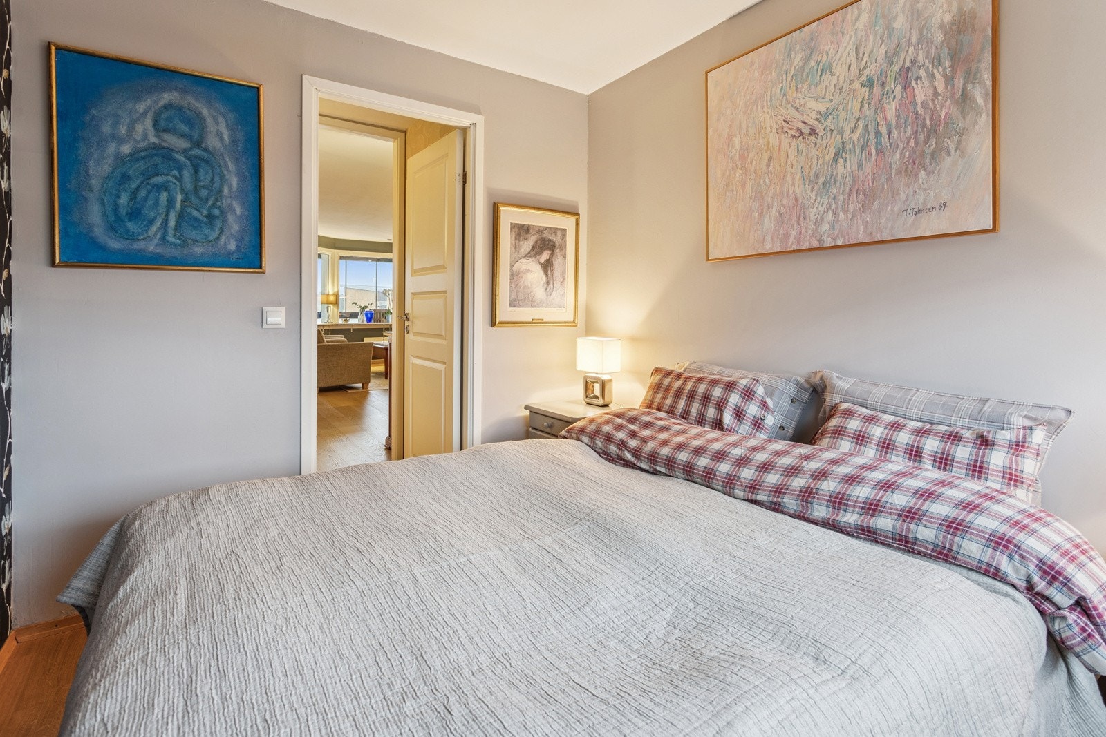 Hovedsoverom med god plass til dobbeltseng og garderobe. Galleribilde