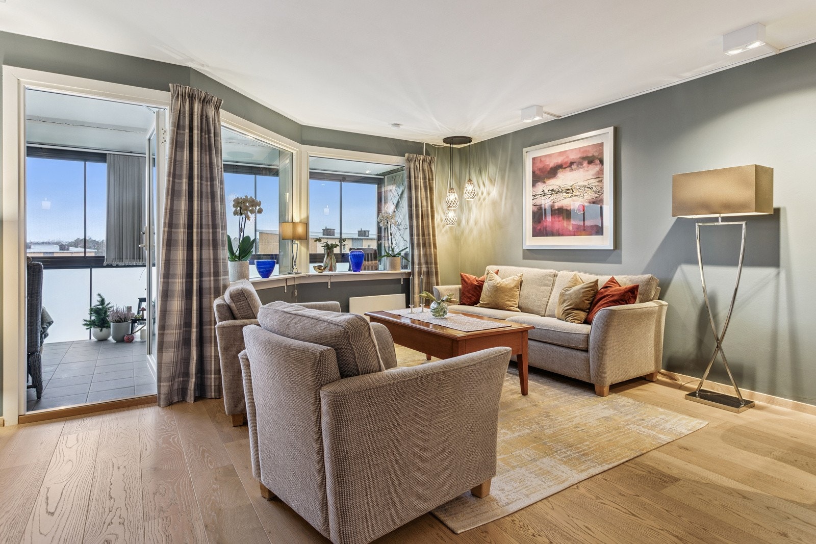 Utgang fra stue til stor innglasset balkong, med adkomst videre til bod og en mindre balkong. Galleribilde