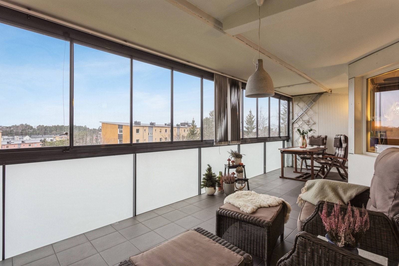 Innglasset balkong med vestvendt vending på hele 17,5 m² med sol fra ettermiddag til kveld. Galleribilde