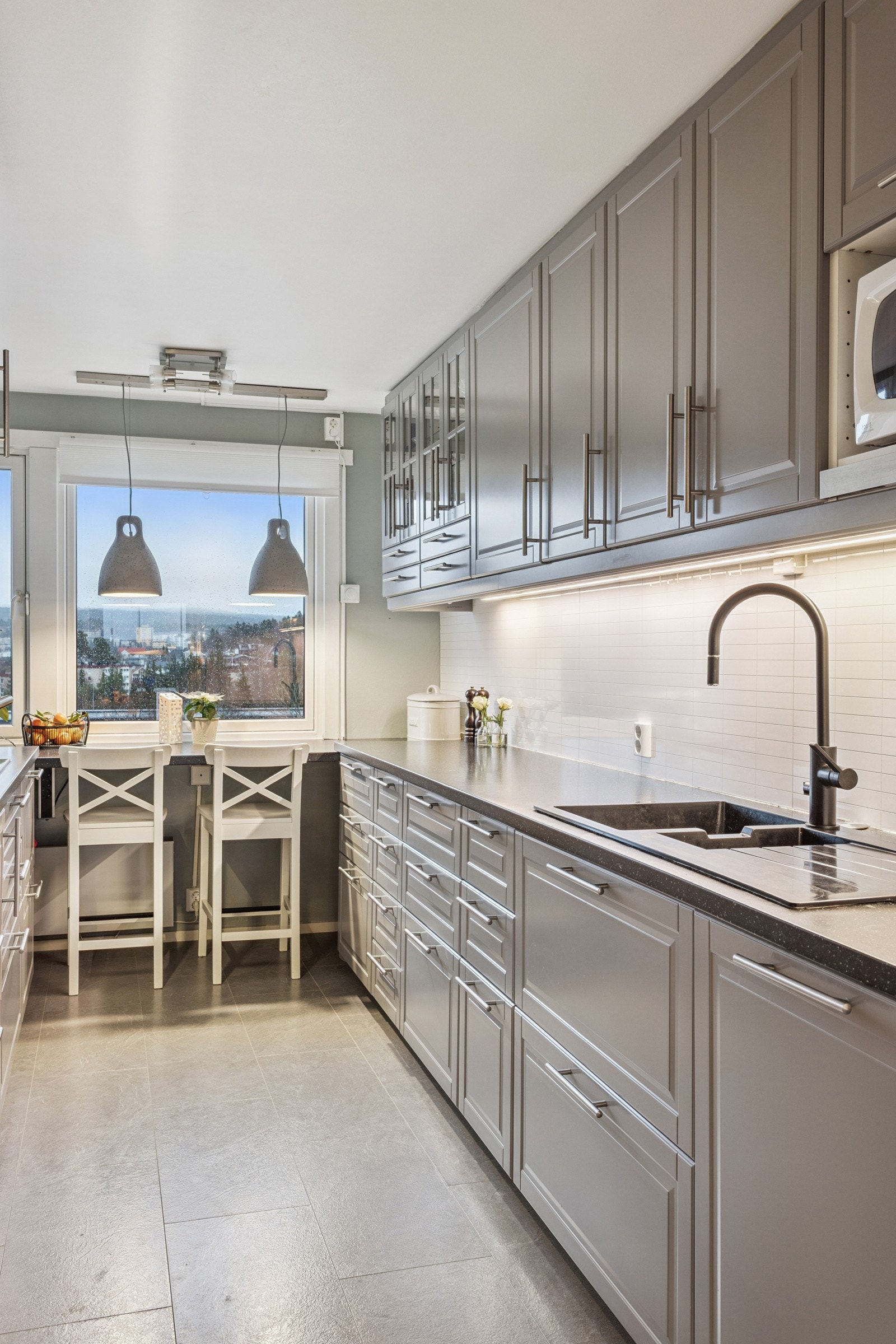 Velholdt kjøkken fra 2016 med god skap- og benkeplass. Galleribilde