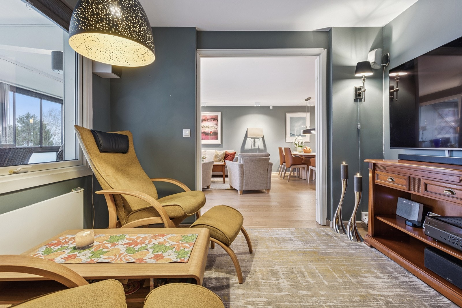 Rommet fungerer som en forlengelse av stuen med egen sosial sone. Galleribilde