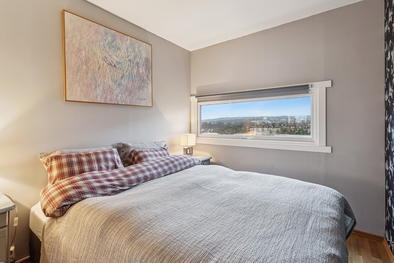 Leiligheten disponerer 3 soverom der to blir benyttet som soverom og ett som stue. Galleribilde