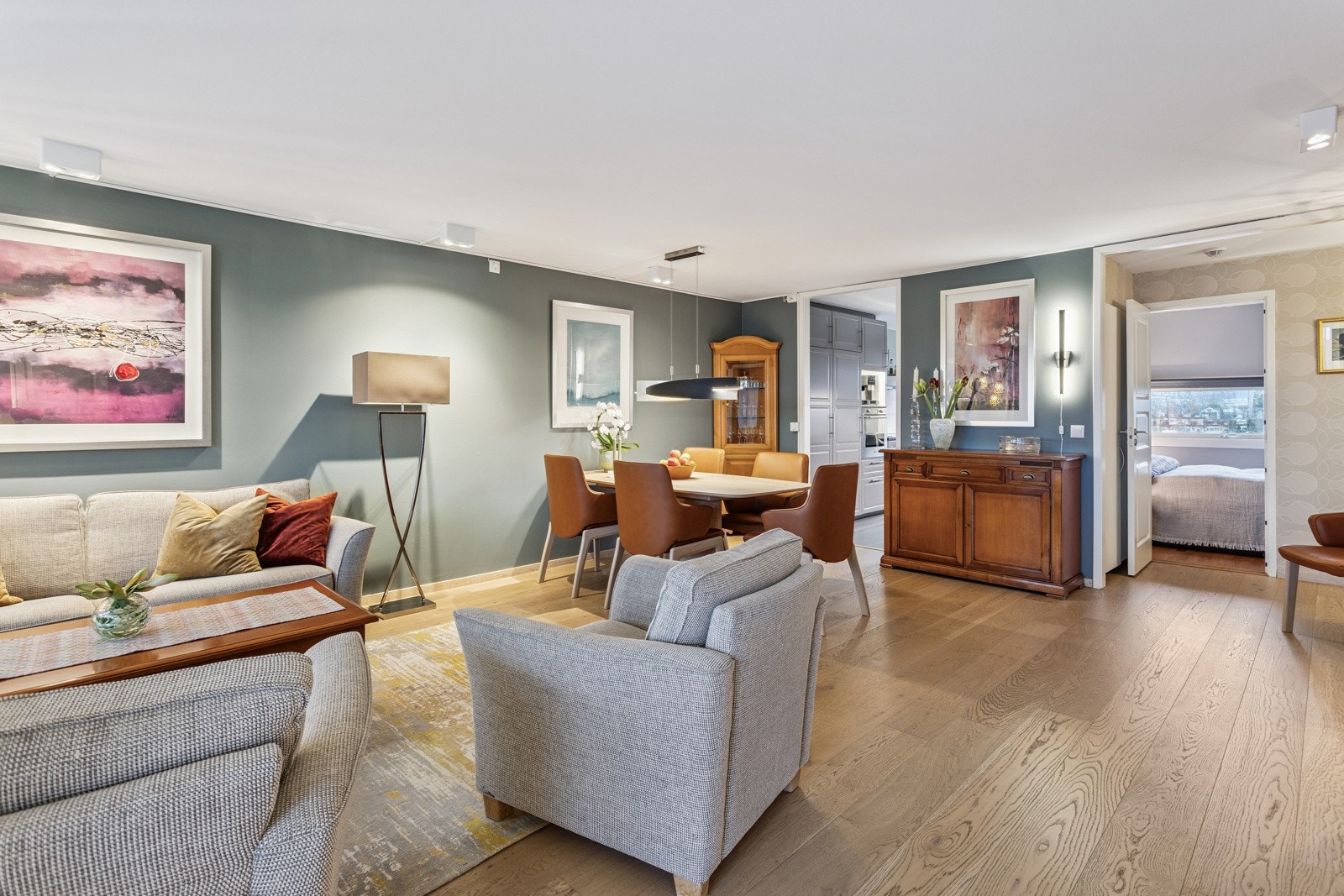 Pent malte overflater og gode lysforhold i alle rom. Galleribilde