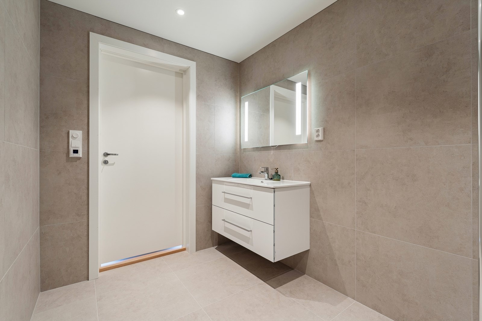 Innredningen består av et servantskap med heldekkende servant, et gulvmontert toalett, samt dusjvegger med en veggmontert dusj. Rommet har balansert ventilasjon. Galleribilde