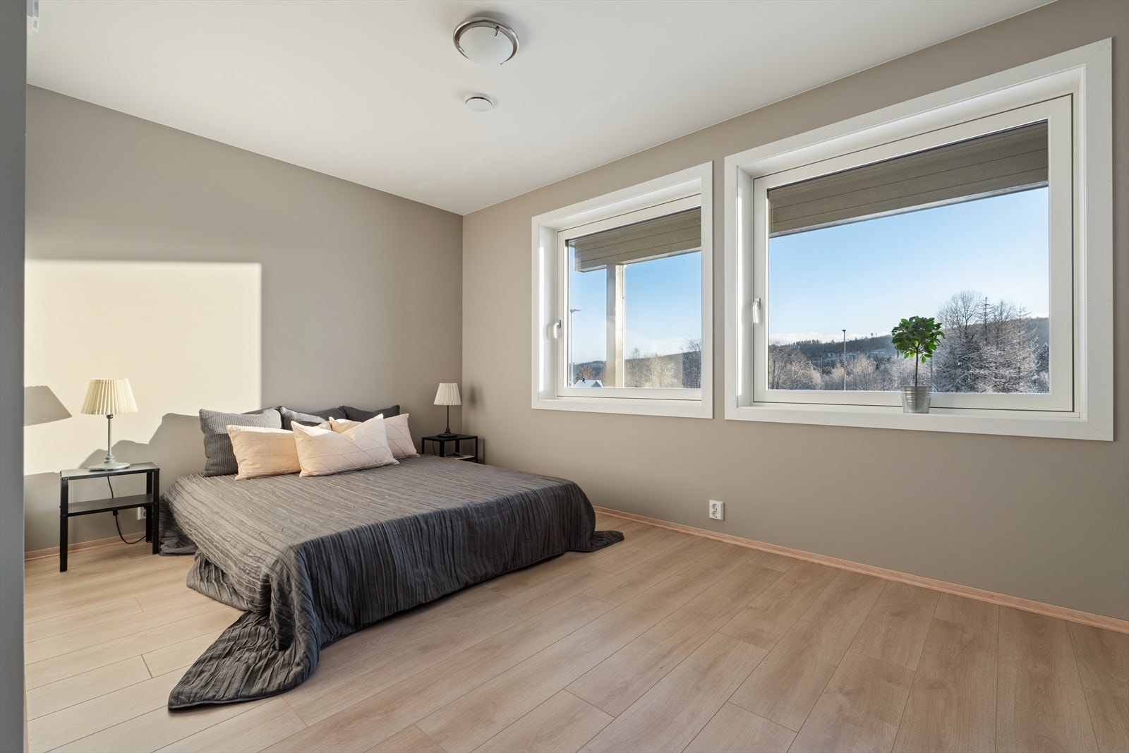 Hovedsoverommet har god plass til dobbeltseng og tilhørende møblement. Galleribilde