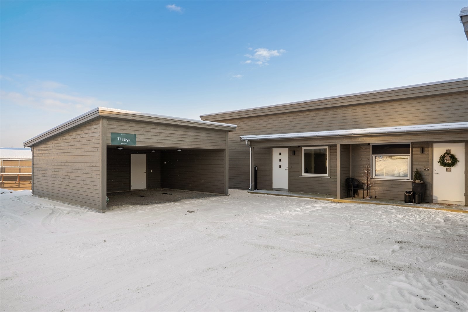 Parkeringplass i egen halvpart av carport som også har en tilhørende bod. Galleribilde