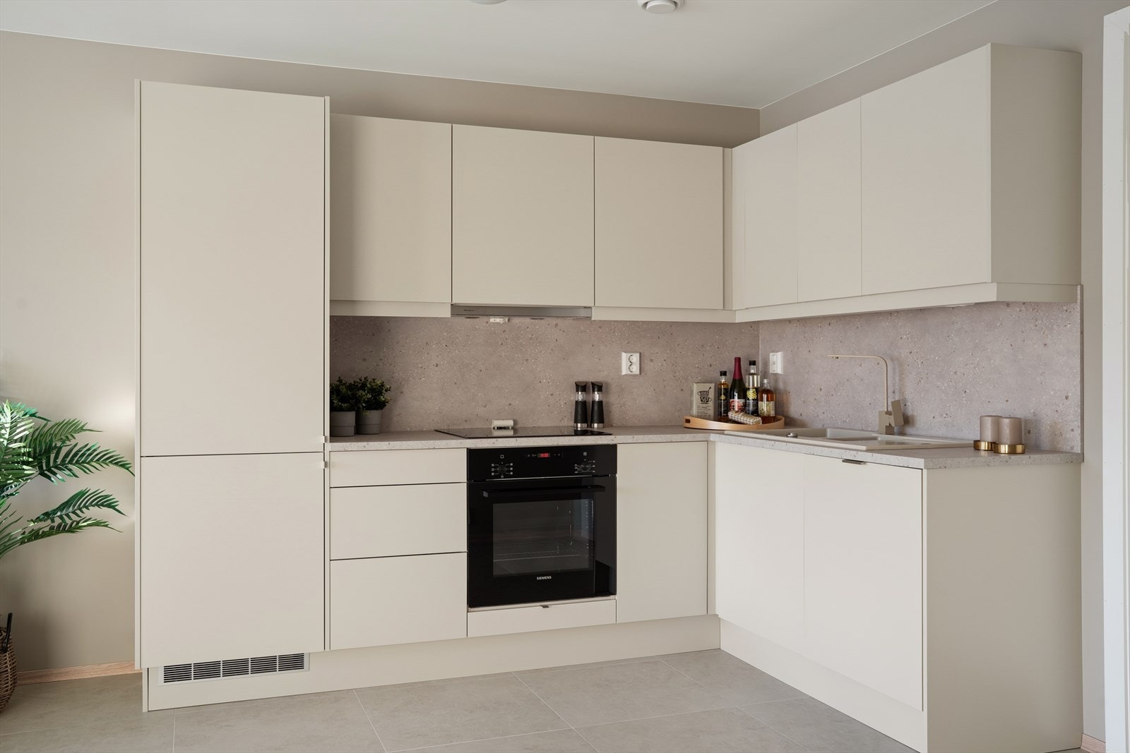 Norema kjøkkeninnredning med slette fronter gir et stilrent og ryddig inntrykk. Galleribilde