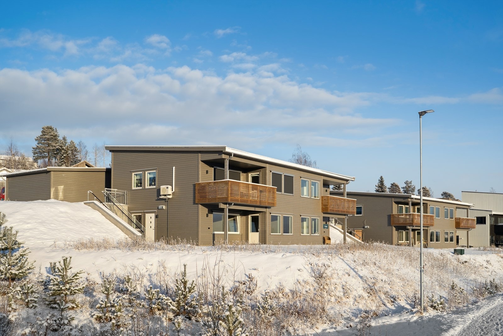 Beliggende i et familievennlig område, tilbyr boligen nærhet til både Fiskumvannet og Fiskumelva, samt gangavstand til Darbu barneskole, barnehage, og offentlig transport. Galleribilde