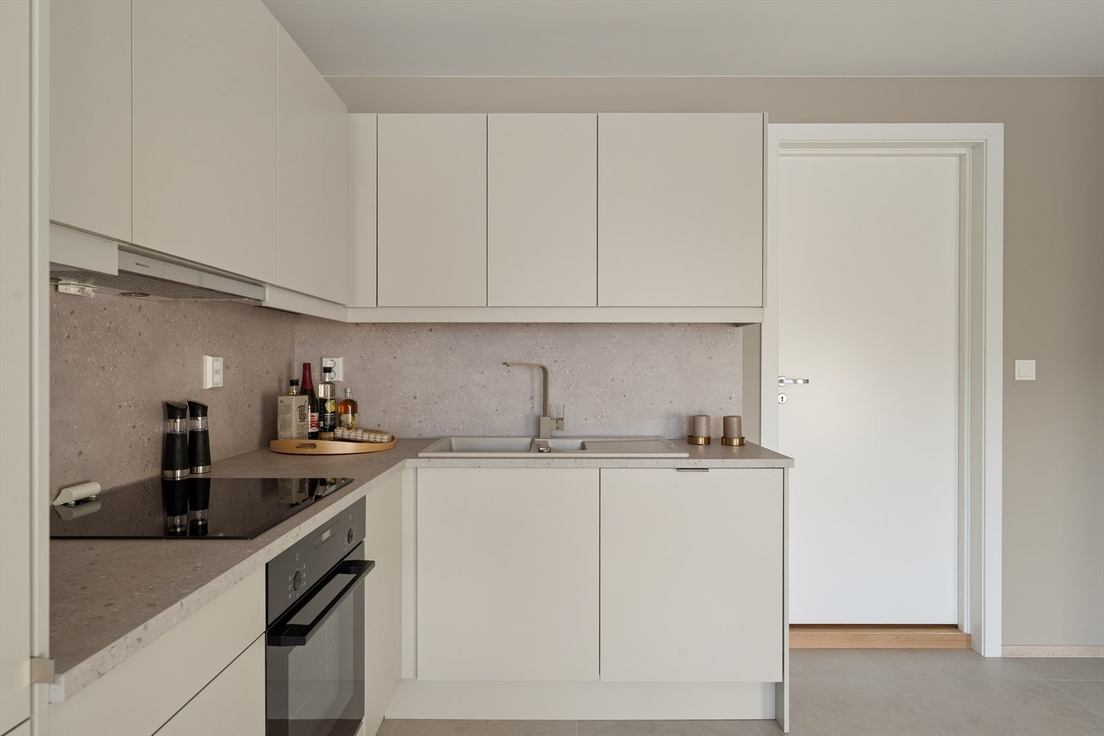 Kjøkkenet har integrerte hvitevarer som stekeovn med koketopp, kjøleskap med frysedel og oppvaskmaskin. Ventilator med kullfilter for omluft. Galleribilde