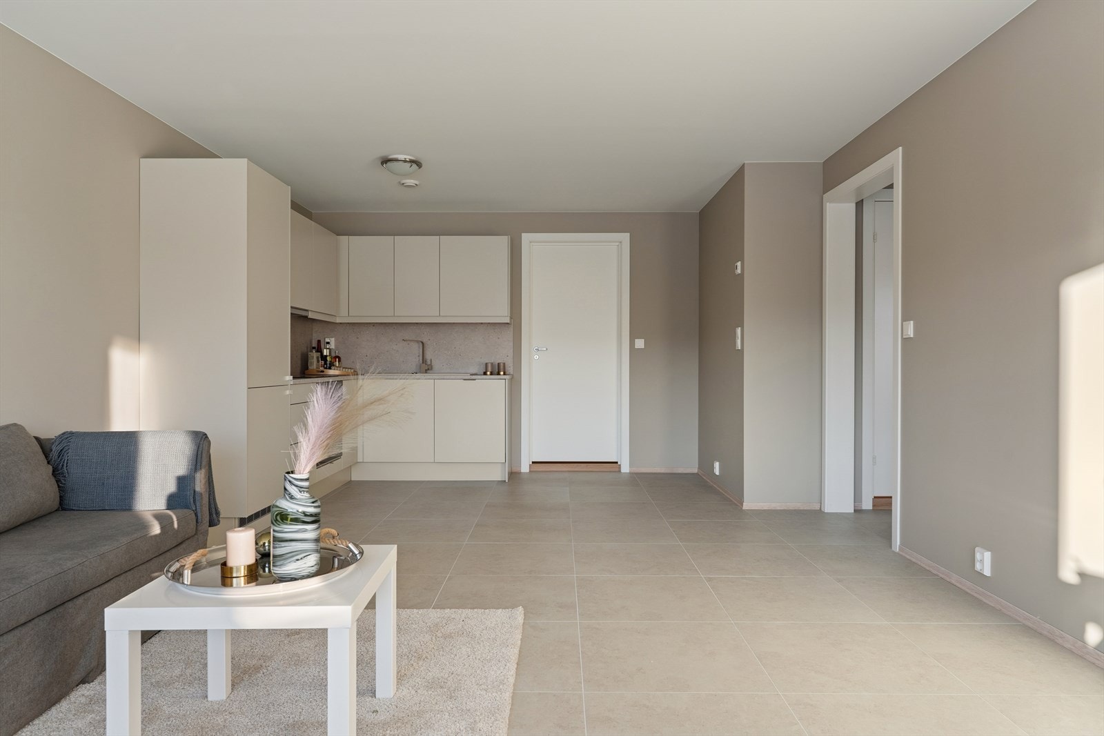 Stuen og kjøkkenet gir et romslig og fint allrom. Galleribilde