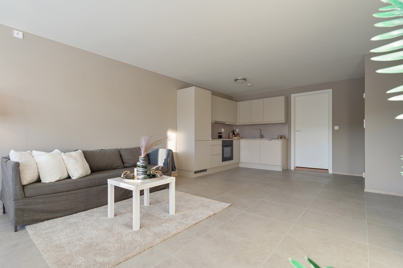 Stuen og kjøkkenet er samlet i en åpen og sosial sone. Galleribilde