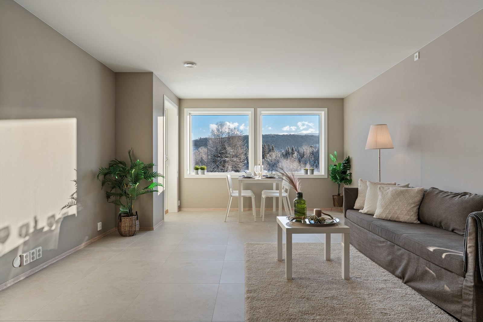 Malt gips på veggene gir et moderne uttrykk i stuen. Galleribilde