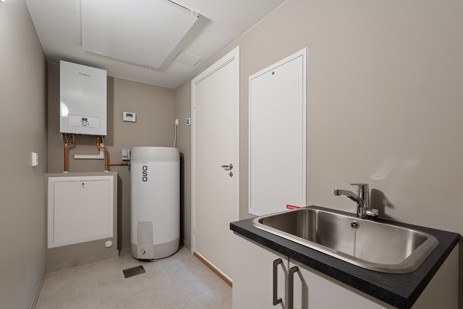 Separat teknisk rom/vaskerom. Gulvet er flislagt med sokkelflis og har vannbåren gulvvarme. Galleribilde