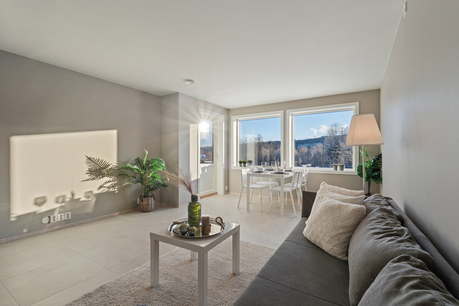 Stuen har gode lysforhold fra de store vindusflatene. Galleribilde