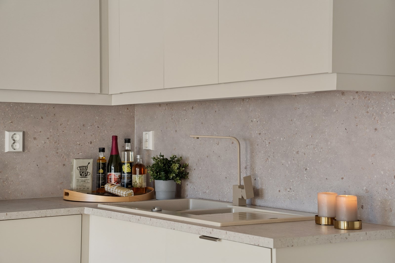 Slette fronter på kjøkkeninnredningen gir et stilrent uttrykk. Galleribilde