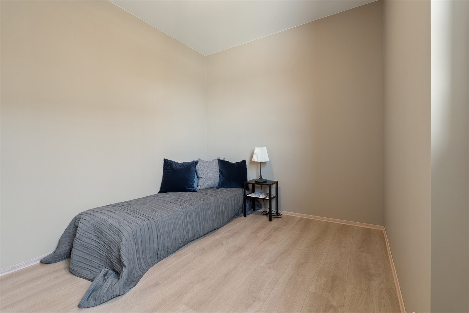 Soverom 2 er også romslig, og har plass til både seng, garderobeskap og annen ønsket møblering, f.eks skrivebord. Galleribilde