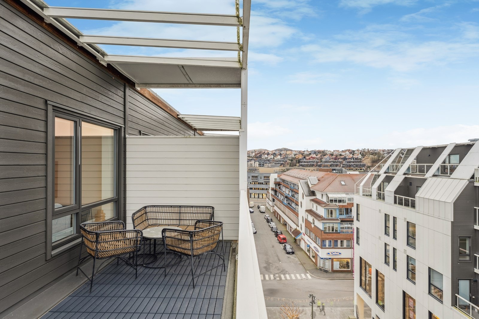 Leiligheten har en urban og spennende beliggenhet midt i smørøyet av Sandnes sentrum, på toppen av Bystasjonen. Galleribilde