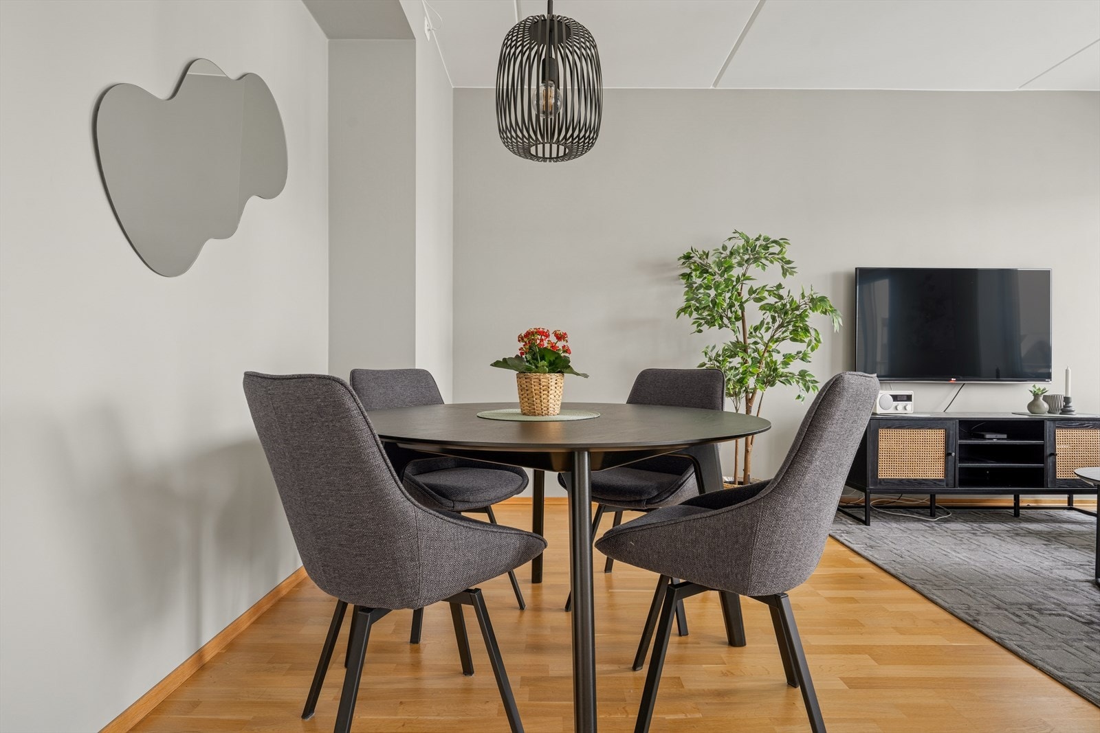 Plass til spisebord i stuen gir en naturlig samlingsplass. Galleribilde