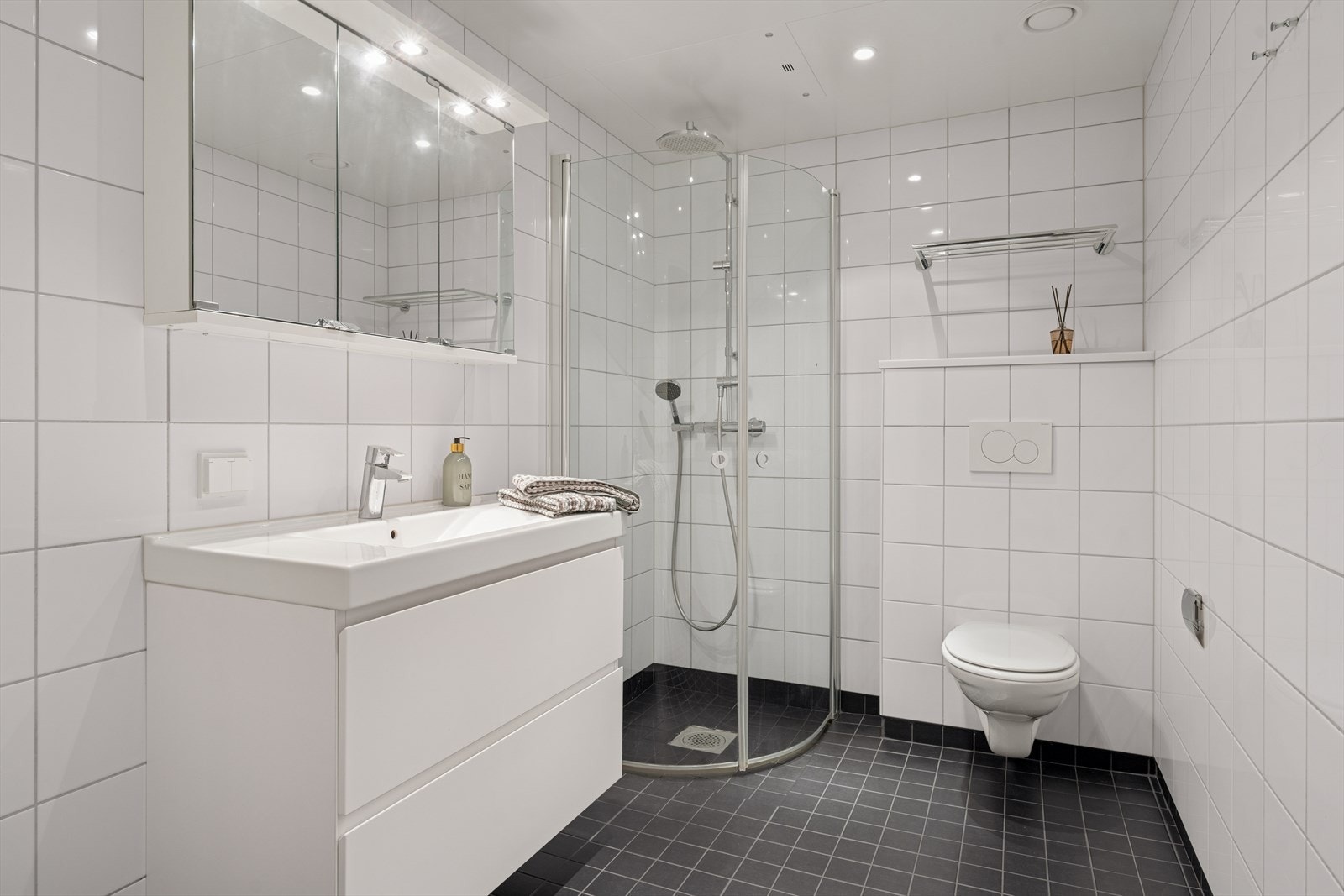 Flislagt bad/vaskerom fra 2014. Gulv med vannbåren varme gir et komfortabelt baderomsmiljø. Galleribilde