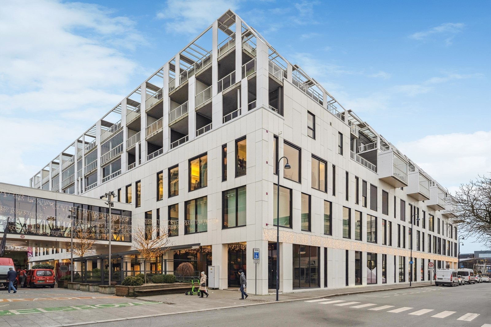 Kombinasjonsbygget er fra 2014 har en moderne fasade med kledning av mur, tre og fasadeplater. Leiligheten ligger i 6. etasje. Galleribilde