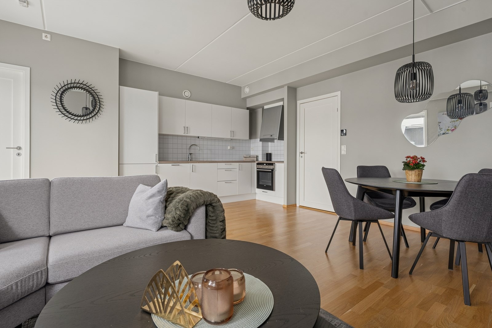 Leiligheten innehar en god planløsning og kan bl.a. skilte med energivennlige løsninger, en delikat standard, god takhøyde mm. Galleribilde