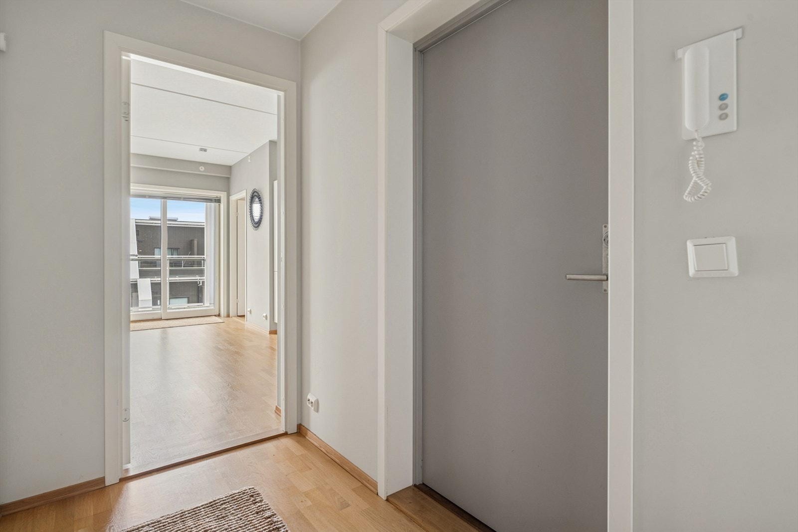 I den innbydende entréen er det porttelefon og plass til oppheng av ytterklær. Heis til etasjeplan. Ekstern sportsbod i 3. etasje. Galleribilde