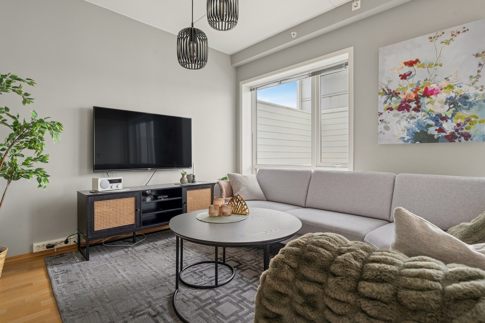 TV-område i stuen gir mulighet for avslapning og underholdning. Galleribilde