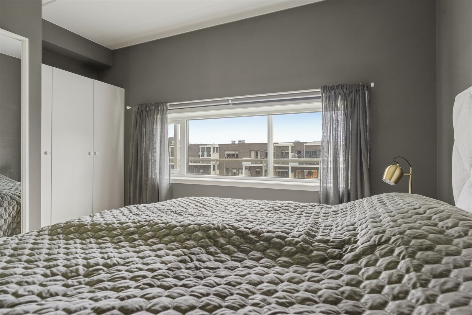 Det er montert garderobeskap på begge soverommene. Galleribilde